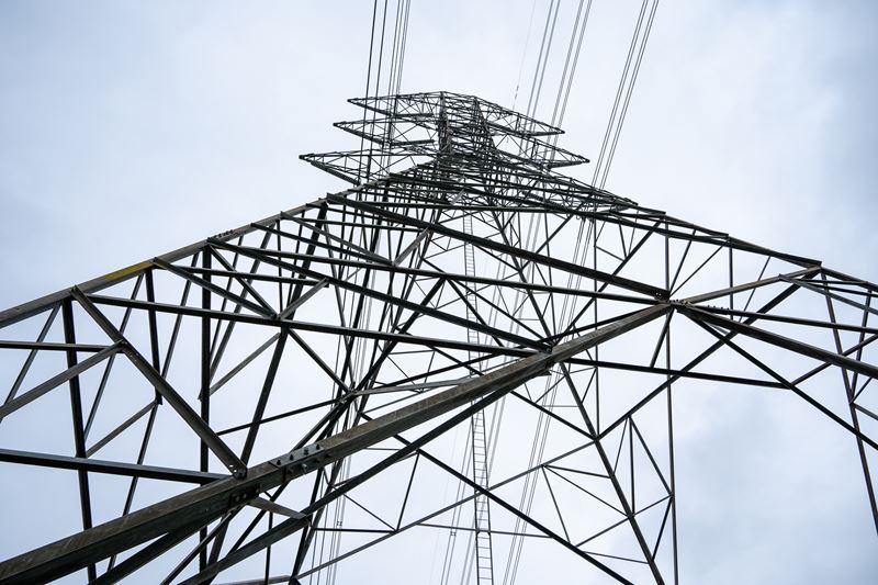 Lignes électriques aériennes vues du bas de la structure